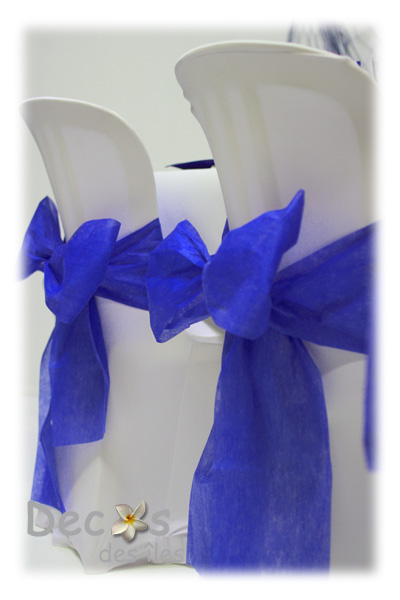 decoration-housse-et-noeud-de-chaise-bleu-marine