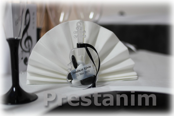 decorations-mariage-musique-noir-blanc-guitare-dragees1