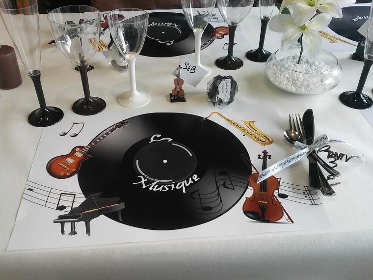 decoration-avec-set-de-table-musique