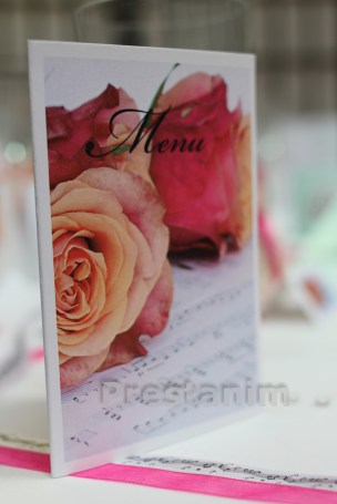 decoration-mariage-romance-sur-une-note-de-musique-menu-decoratif