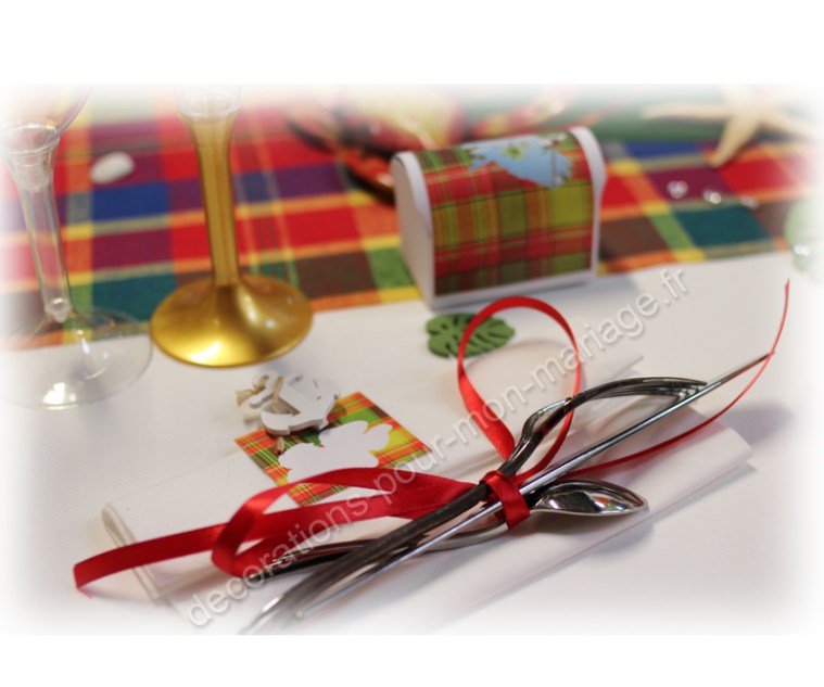 decoration-table-antillaise-madras-rouge-traditionnel